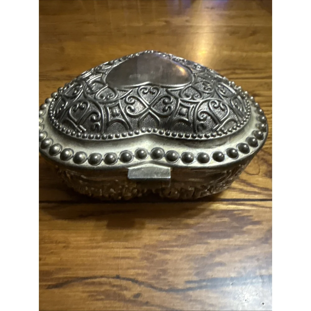 Vtg Lg Silver Plated Ornate Heart Shaped Velvet Lined Jewelry/Trinket￼ Box ￼￼ ￼